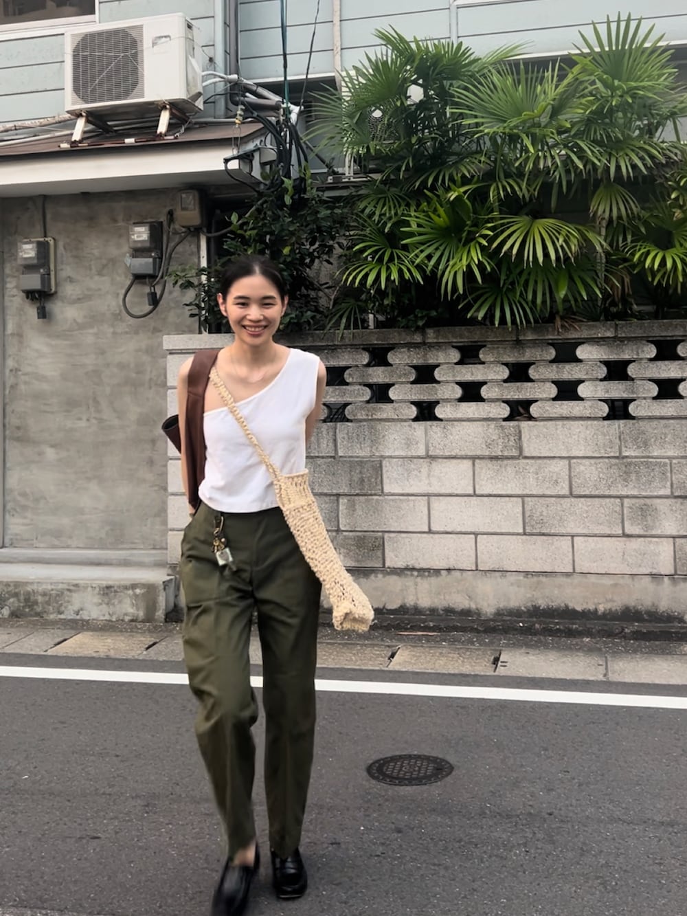 グリーン系のカーゴパンツ、ブラック系のローファーを着用したレディースの秋コーディネートの2枚目の写真
