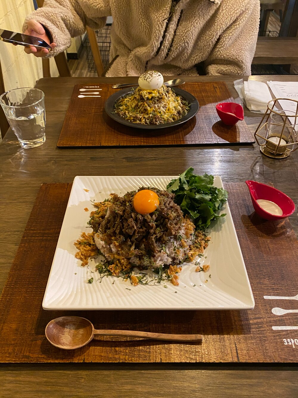 ブラック系のその他パンツ、ベージュ系のサンダルを着用したレディースの冬コーディネートの2枚目の写真