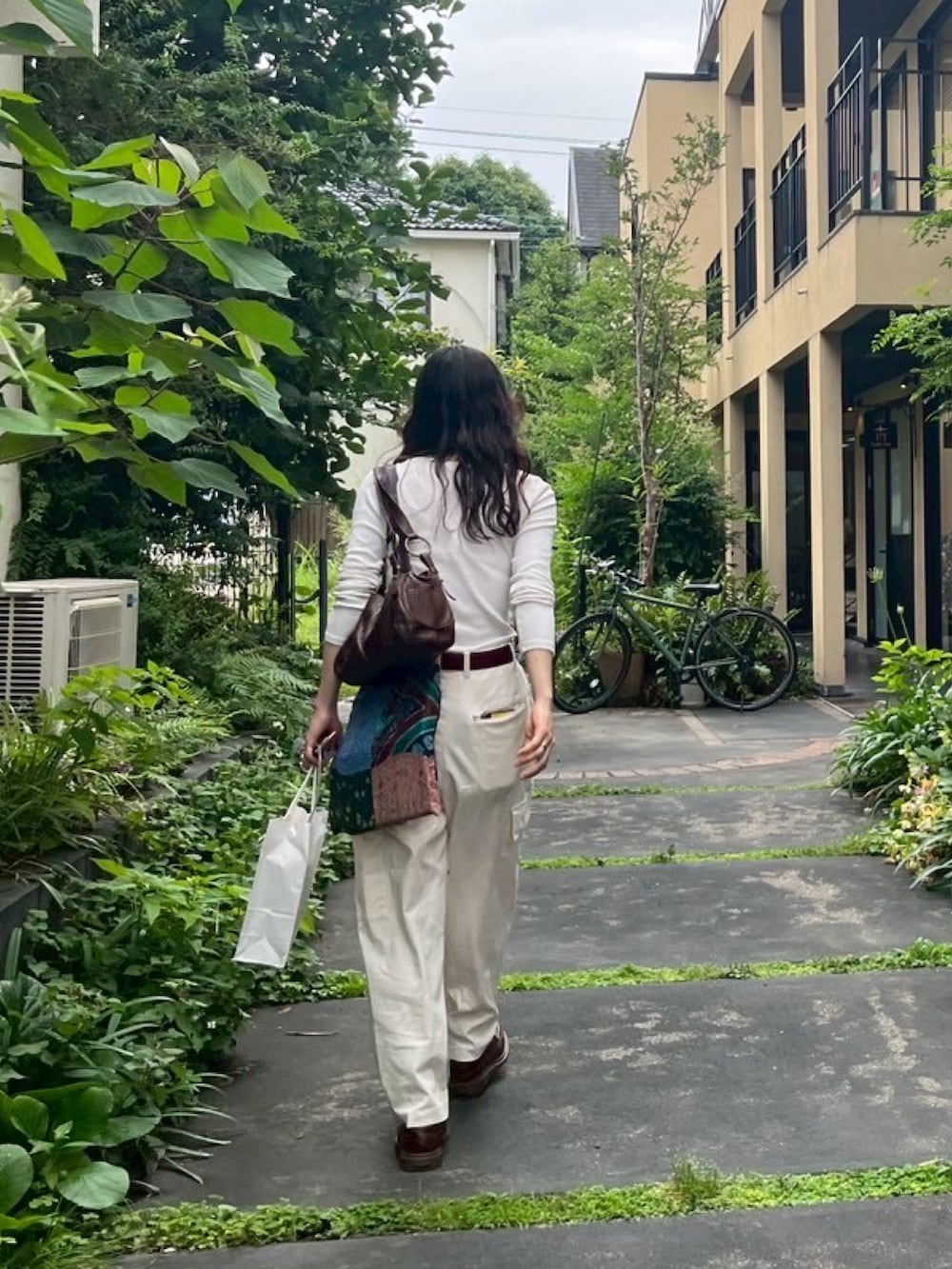 ブラウン系のモカシン/デッキシューズを着用したレディースの夏コーディネートの2枚目の写真