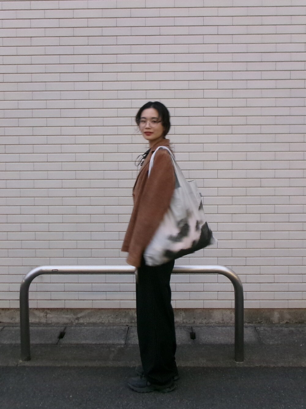 ブラック系のその他パンツ、ブラック系のスニーカー、ブルー系のシャツ/ブラウスを着用したレディースの春コーディネートの2枚目の写真