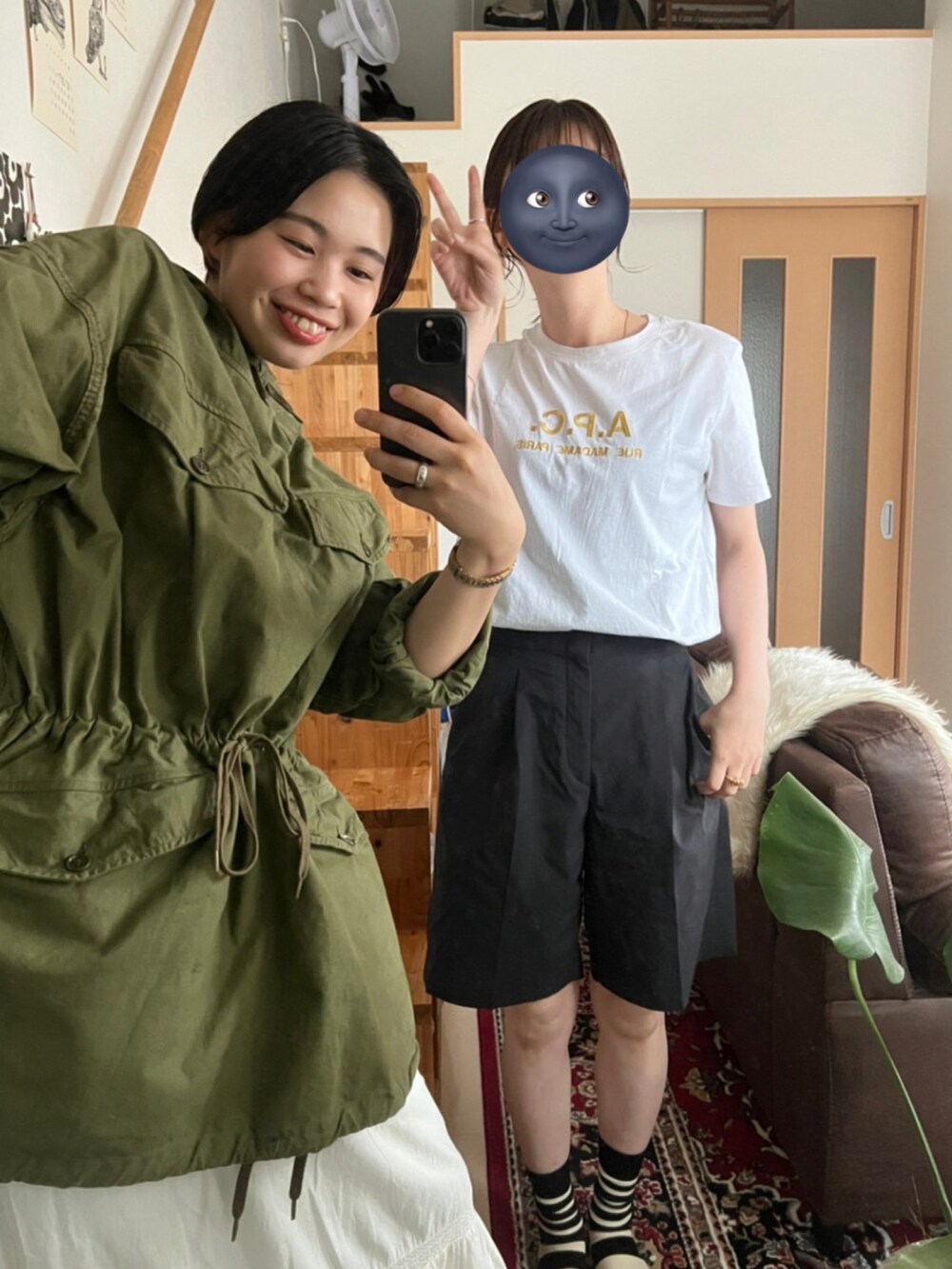 グリーン系のミリタリージャケット、ホワイト系のスカート、ブラック系のスニーカーを着用したレディースの夏コーディネートの3枚目の写真