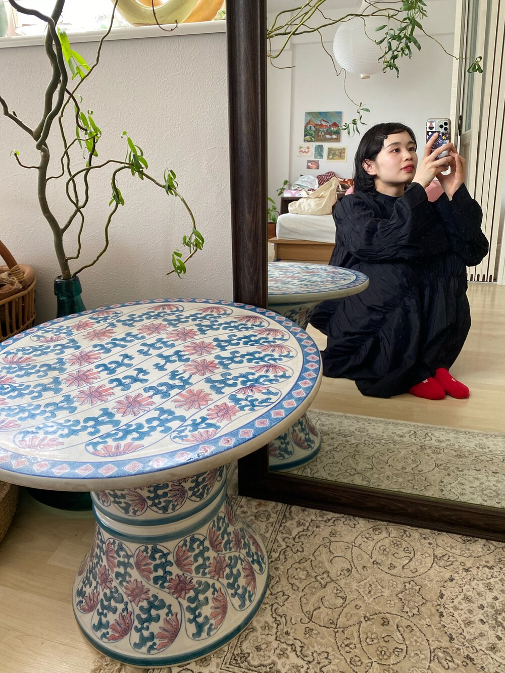 レッド系のショルダーバッグ、グリーン系のその他を着用したレディースの春コーディネートの3枚目の写真