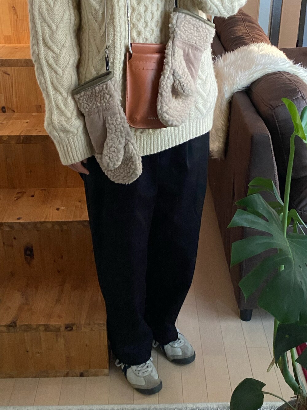 ベージュ系のニット/セーター、ブラック系のその他パンツ、グレー系のスニーカーを着用したレディースの冬コーディネートの2枚目の写真