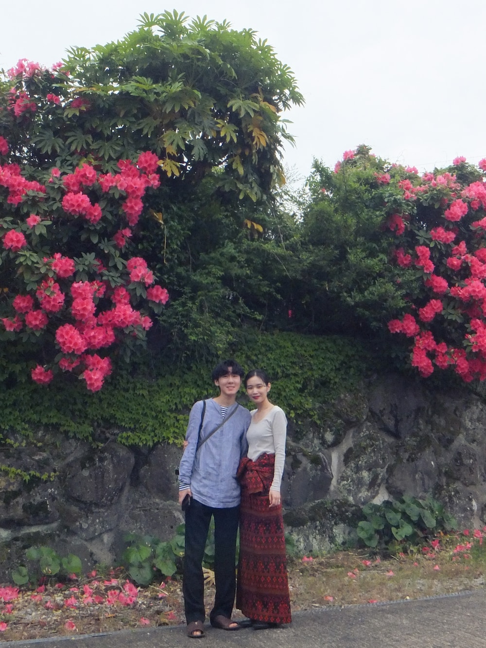 レッド系のワンピース、ベージュ系のTシャツ/カットソー、ブラック系のローファーを着用したレディースの春コーディネートの2枚目の写真