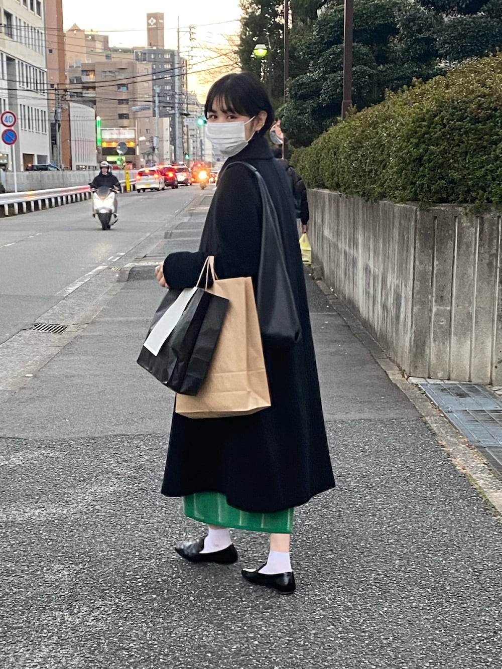 グリーン系のスカート、ブラック系のその他アウター、グリーン系のその他を着用したレディースの冬コーディネートの3枚目の写真