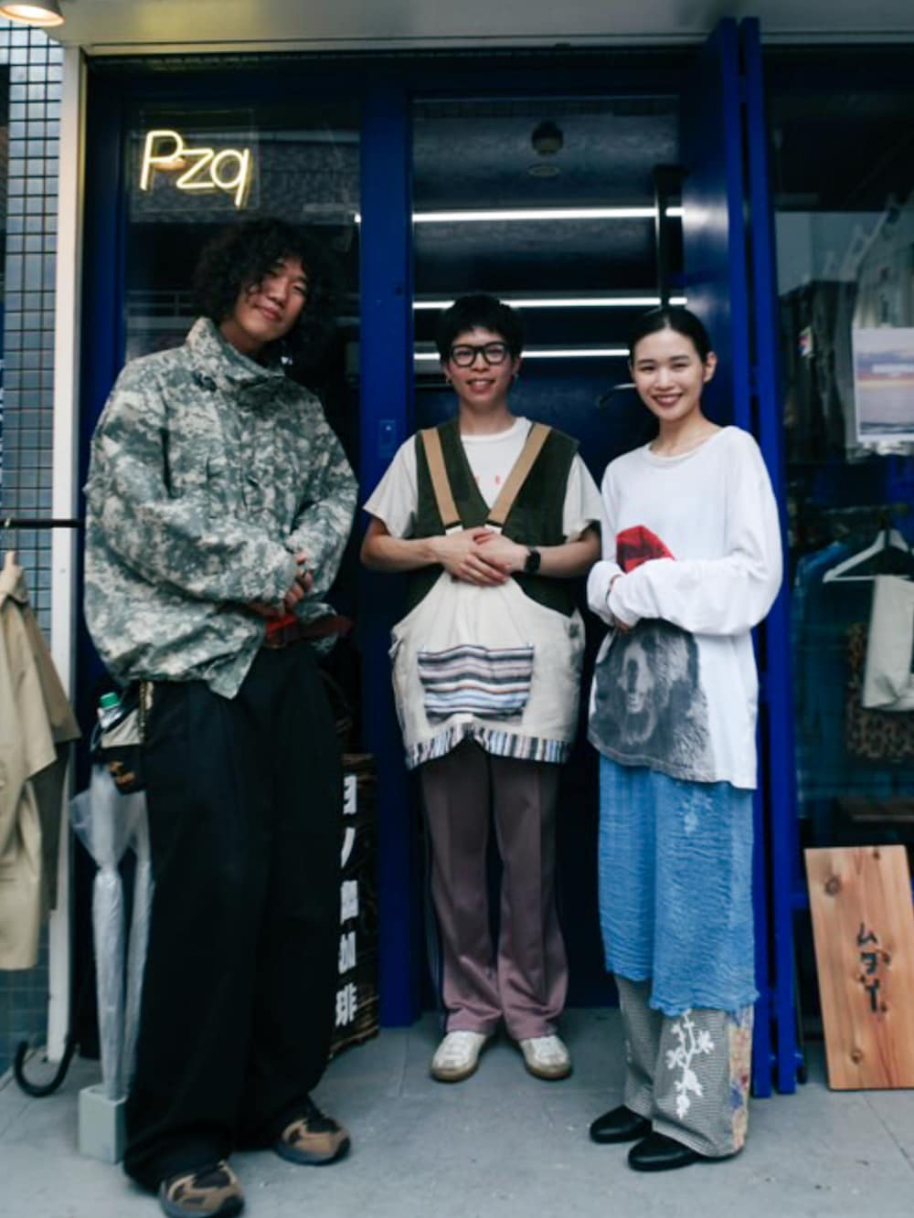 ホワイト系のTシャツ/カットソーを着用したレディースの春コーディネートの3枚目の写真