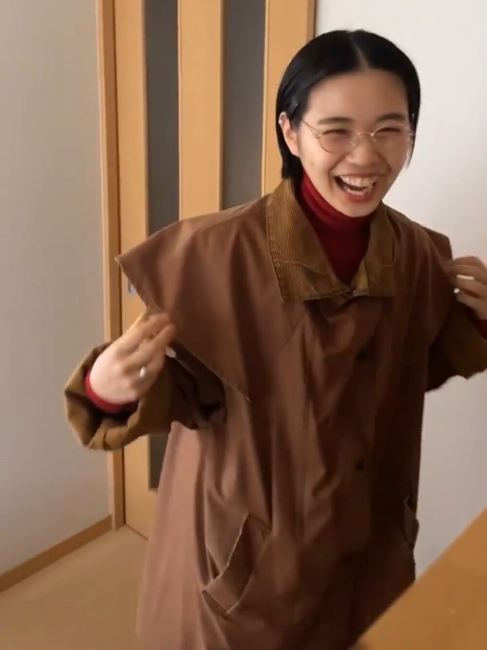 ブラウン系のジャケット/アウター、グレー系のスニーカーを着用したレディースの冬コーディネートの2枚目の写真