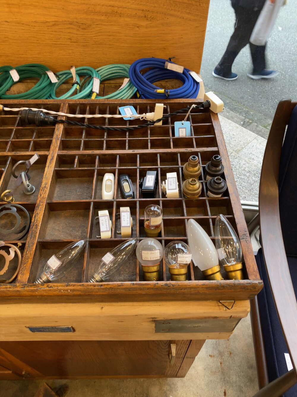 ブラック系のメッセンジャーバッグ、ブラック系のスニーカーを着用したレディースの春コーディネートの2枚目の写真