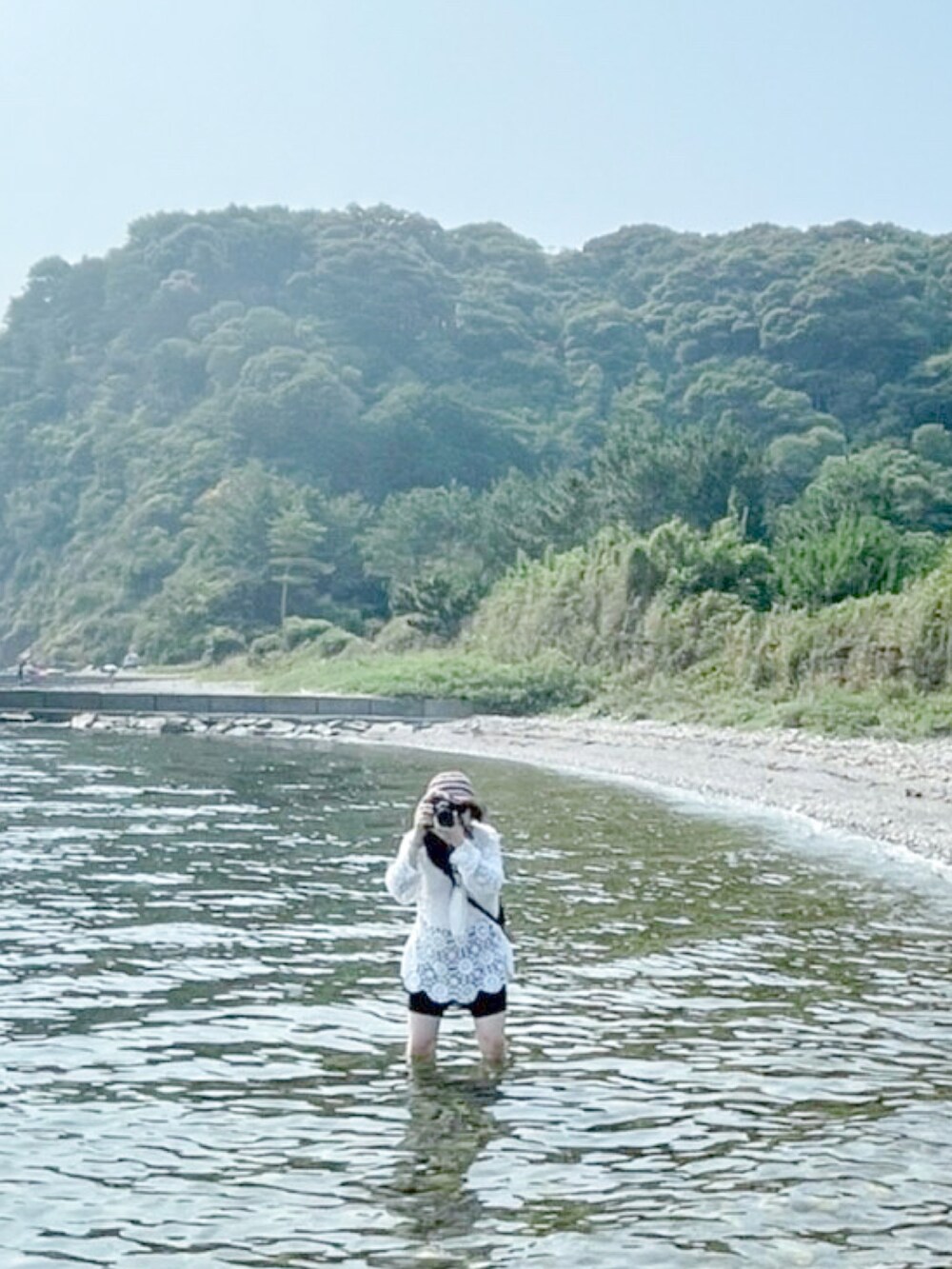 ブラック系のパンツ、ホワイト系のトップス、ブラック系のサンダルを着用したレディースの夏コーディネートの4枚目の写真