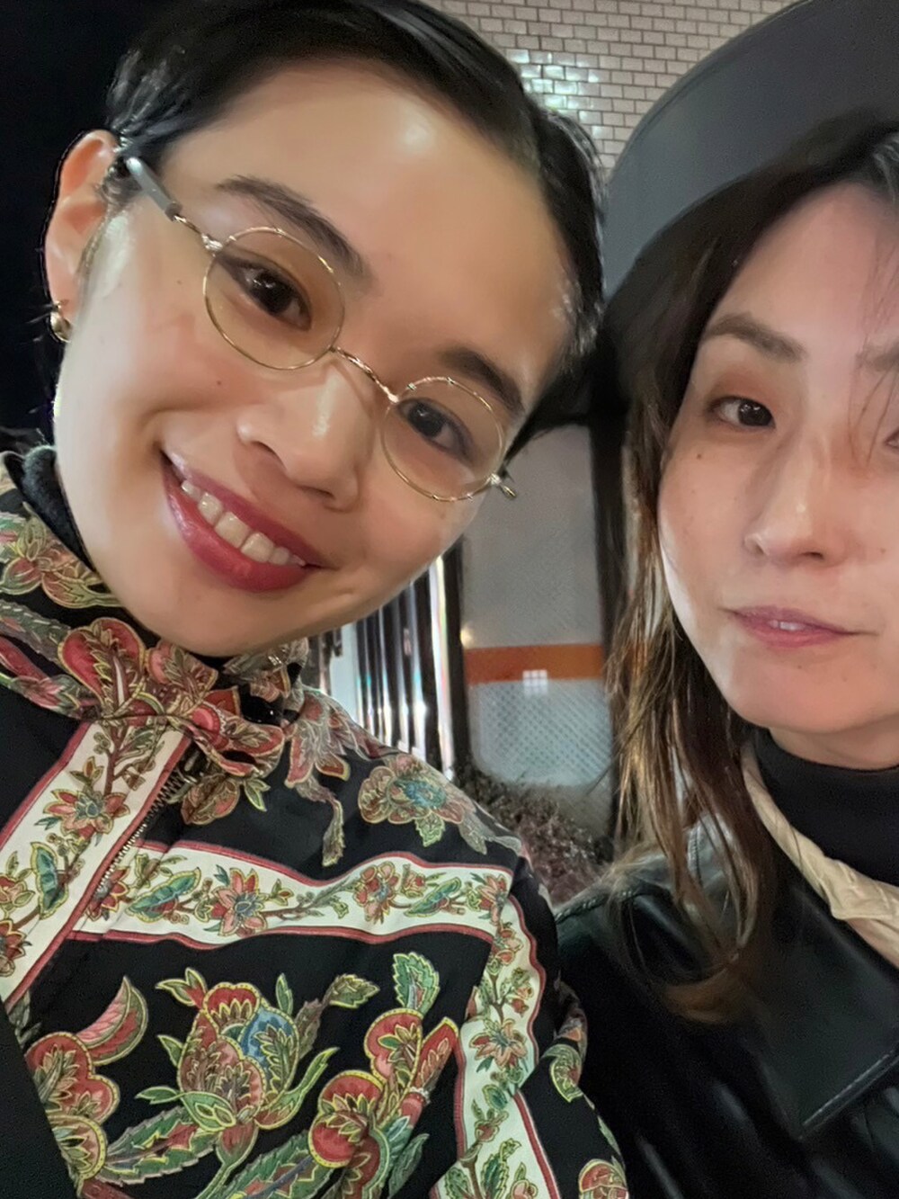 ブラック系のメッセンジャーバッグ、ブラック系のスニーカー、ブルー系のスカートを着用したレディースの冬コーディネートの4枚目の写真