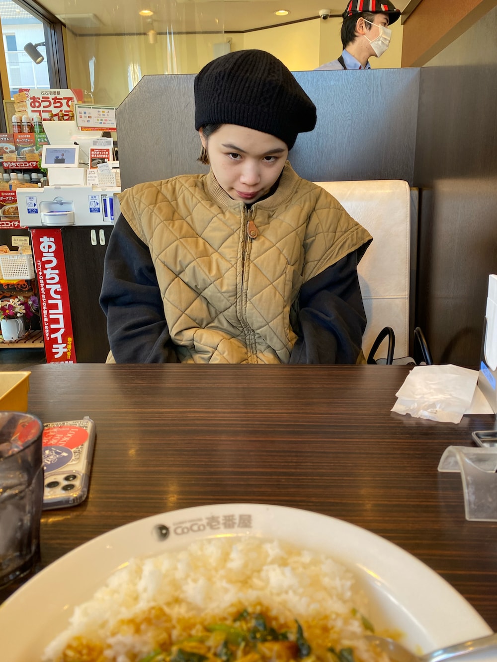 ベージュ系のダウンベスト、ブラック系のその他パンツ、ブラック系のハンドバッグを着用したレディースの秋コーディネートの2枚目の写真