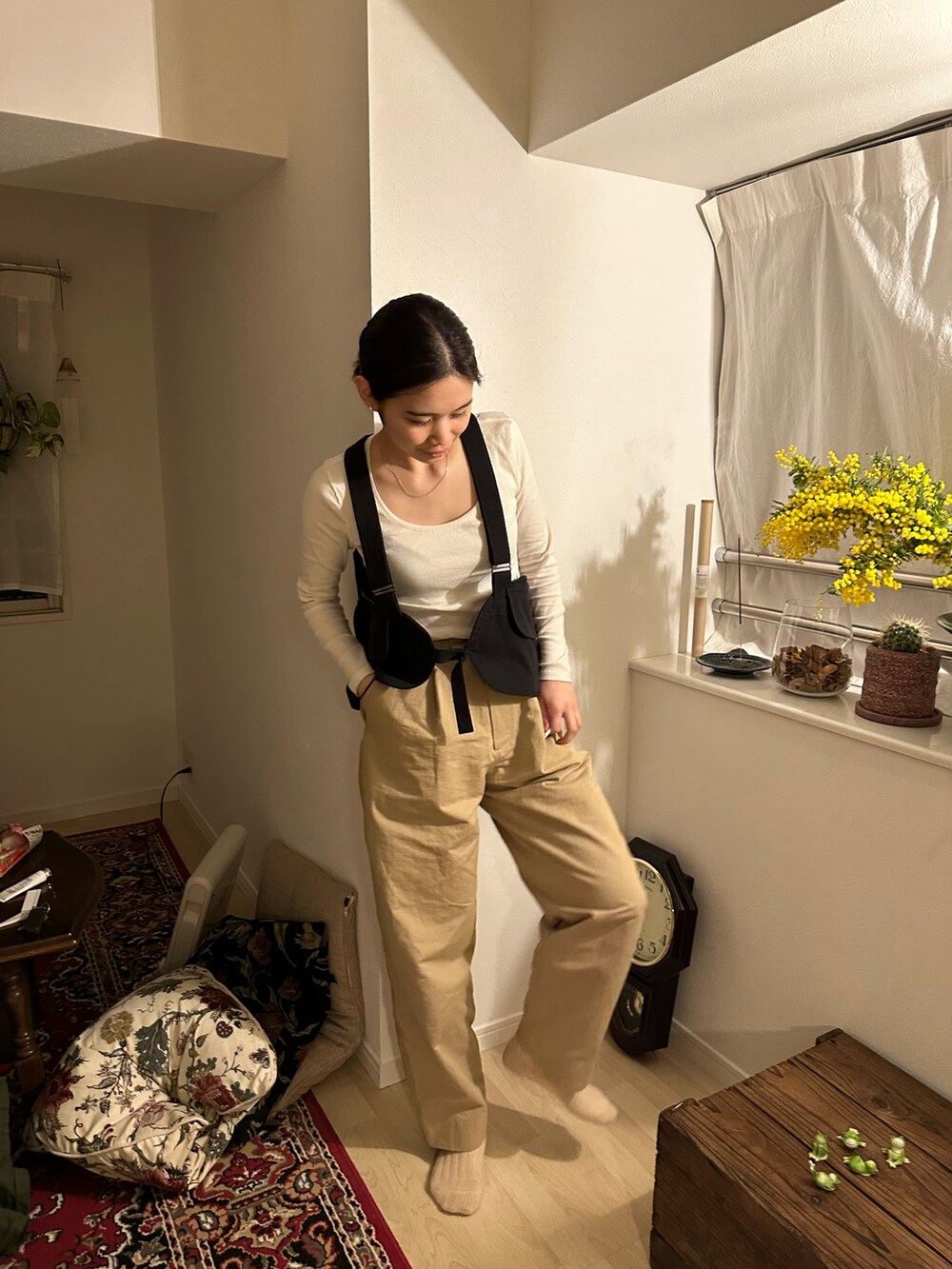 グリーン系のモッズコート、ベージュ系のその他パンツ、ブラウン系のサンダルを着用したレディースの春コーディネートの2枚目の写真