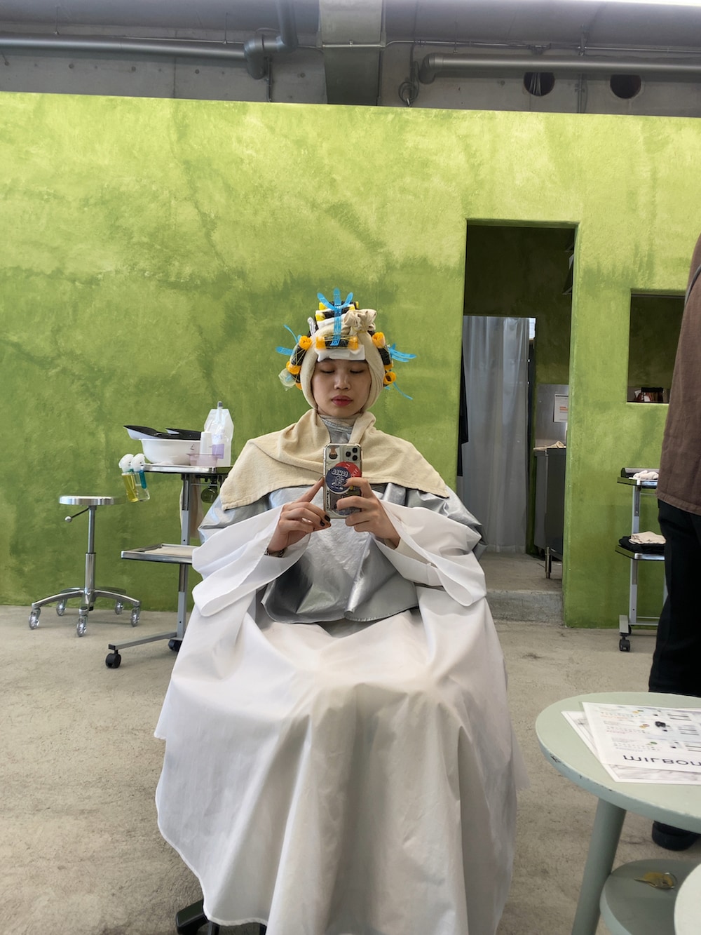 ベージュ系のその他パンツ、イエロー系のバックパック/リュックを着用したレディースの春コーディネートの3枚目の写真