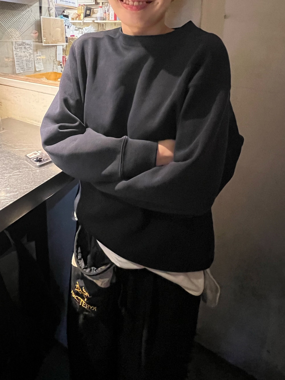 ブラック系のパンツ、グリーン系のスニーカーを着用したレディースの秋コーディネートの3枚目の写真