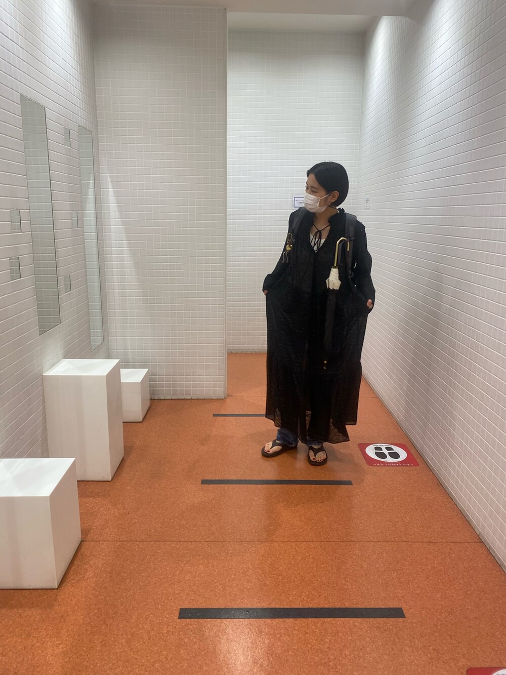 ブルー系のデニムパンツ、ブラック系のワンピース/ドレス、ブラック系のサンダルを着用したレディースの夏コーディネートの5枚目の写真