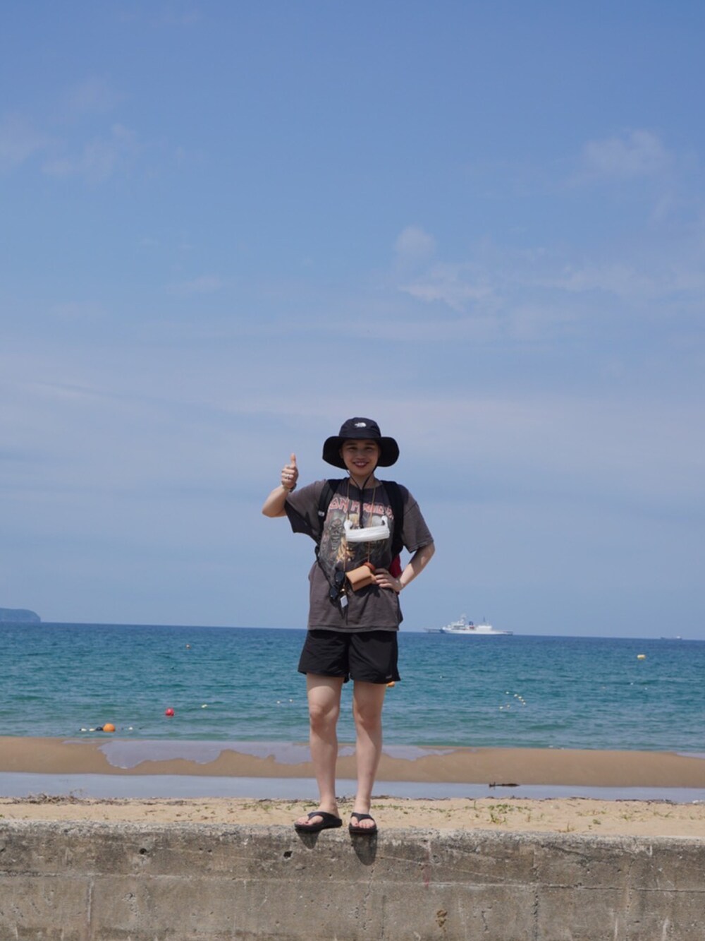 ブラック系のTシャツ/カットソー、ブラック系のその他パンツ、ブラック系のサンダルを着用したレディースの夏コーディネートの2枚目の写真