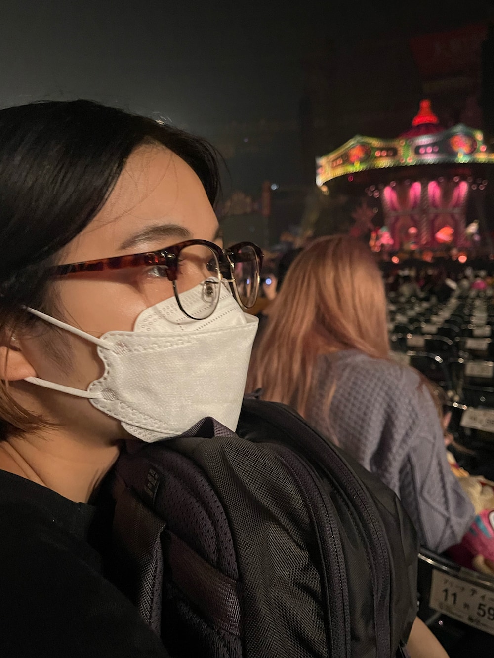 ブラウン系のサンダル、ブラック系のパンツ、ブラック系のスウェットを着用したレディースの秋コーディネートの2枚目の写真