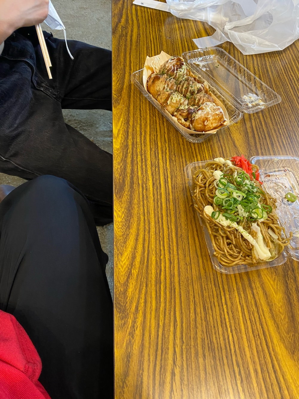 ブラウン系のサンダル、ブラック系のパンツ、ピンク系のTシャツ/カットソーを着用したレディースの秋コーディネートの4枚目の写真