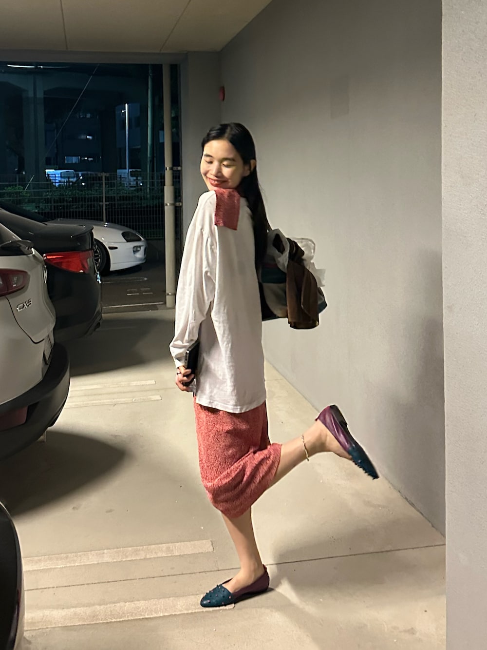 パープル系のバレエシューズを着用したレディースの春コーディネートの2枚目の写真