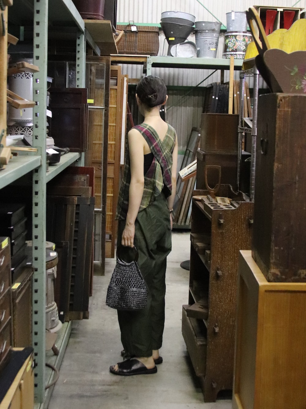 グリーン系のカーゴパンツ、ブラック系のサンダルを着用したレディースの夏コーディネートの2枚目の写真