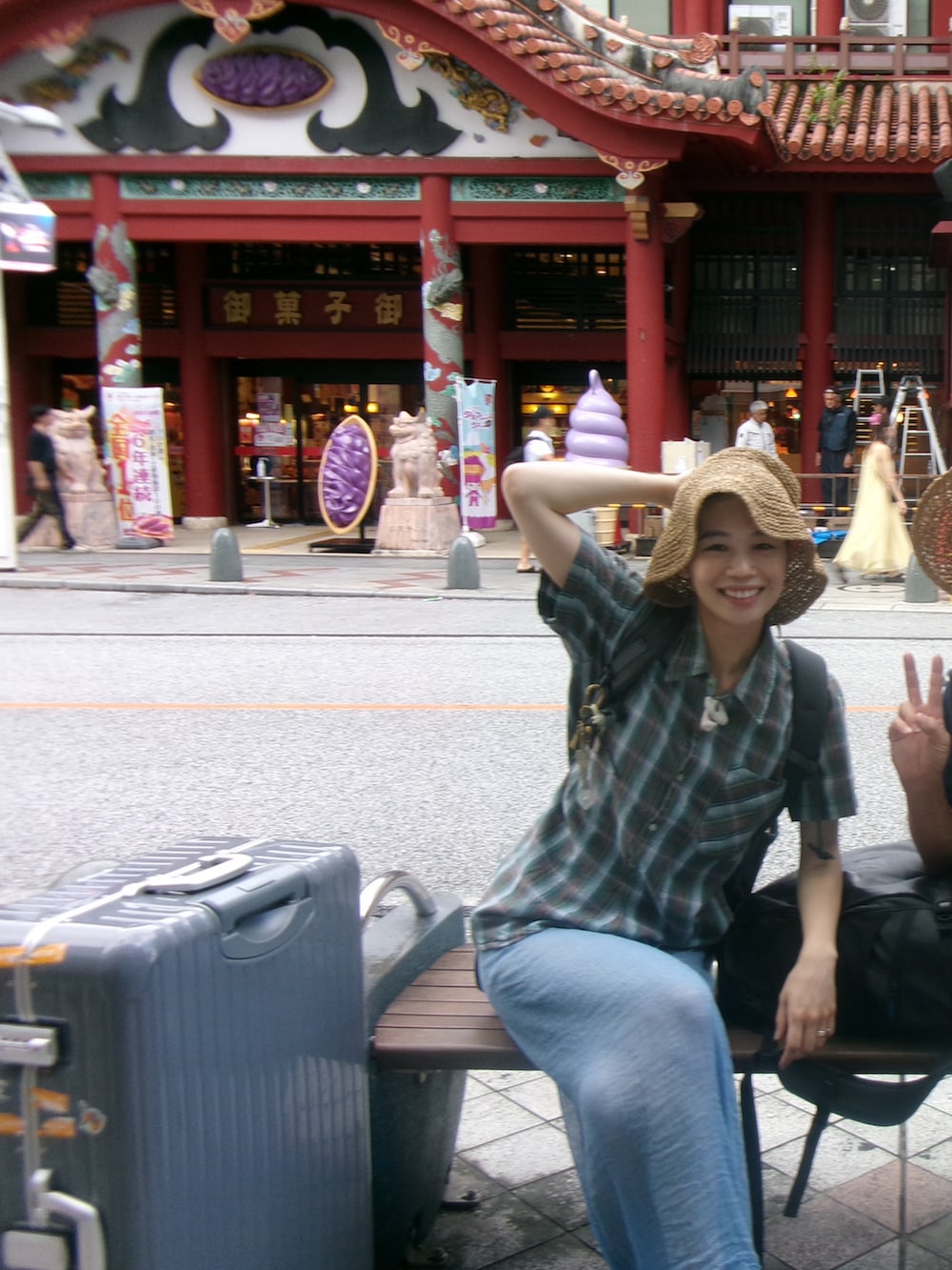 グレー系のバックパック/リュック、ブラック系のサンダル、ベージュ系のハットを着用したレディースの夏コーディネートの2枚目の写真