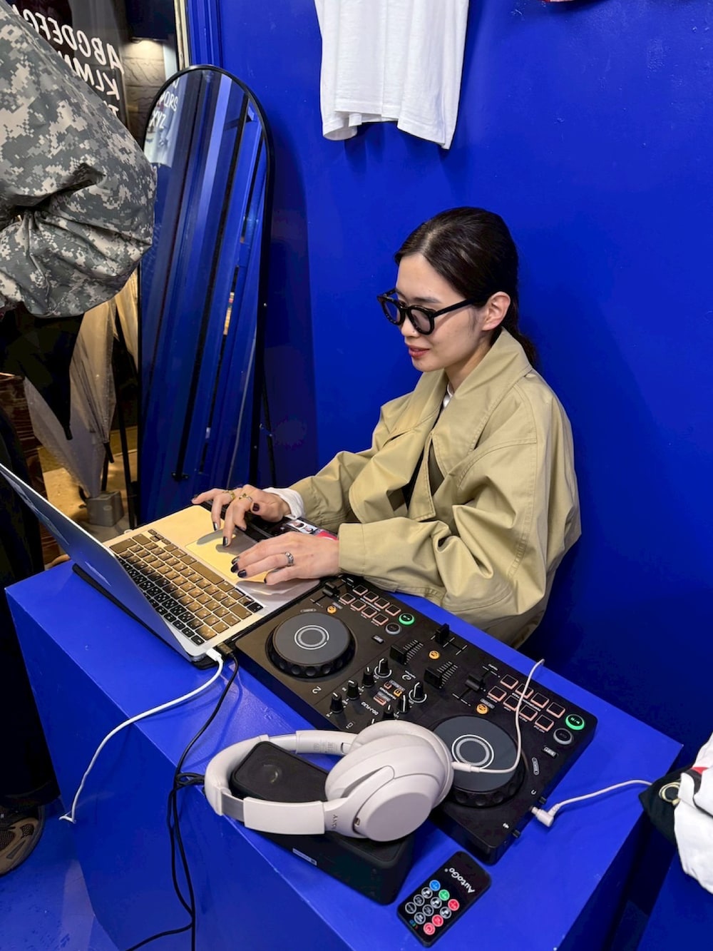 ホワイト系のTシャツ/カットソーを着用したレディースの春コーディネートの2枚目の写真