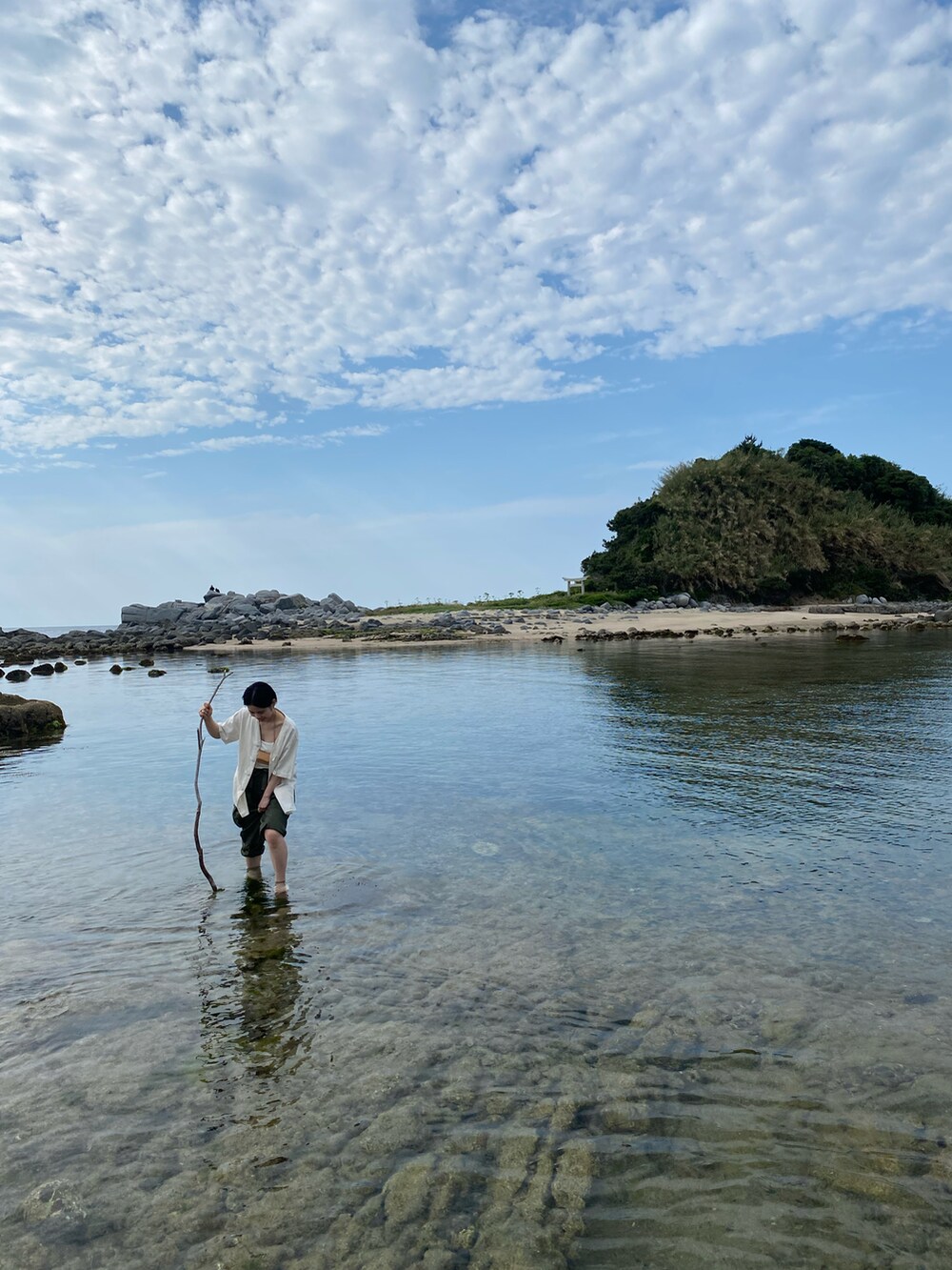 グリーン系のカーゴパンツ、ベージュ系のビーチサンダル、ベージュ系のシャツ/ブラウスを着用したレディースの春コーディネートの4枚目の写真