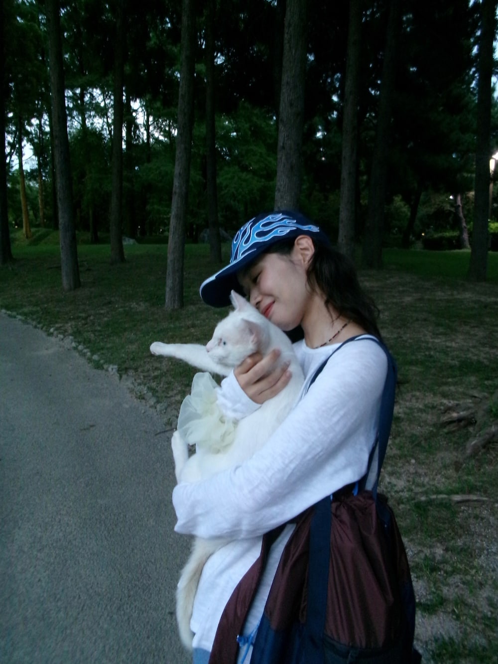 ブラウン系のバックパック/リュック、ブルー系のキャップを着用したレディースの秋コーディネートの3枚目の写真