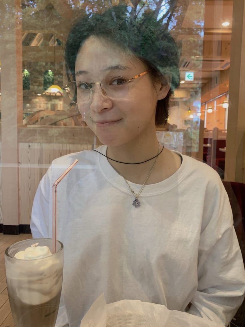 ベージュ系のその他パンツ、ブラック系のバッグ、ブラック系のスニーカーを着用したレディースの春コーディネートの3枚目の写真