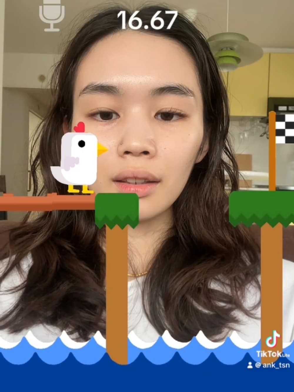 ホワイト系のTシャツ/カットソー、ブルー系のデニムパンツ、ブラウン系のモカシン/デッキシューズを着用したレディースの秋コーディネートの2枚目の写真