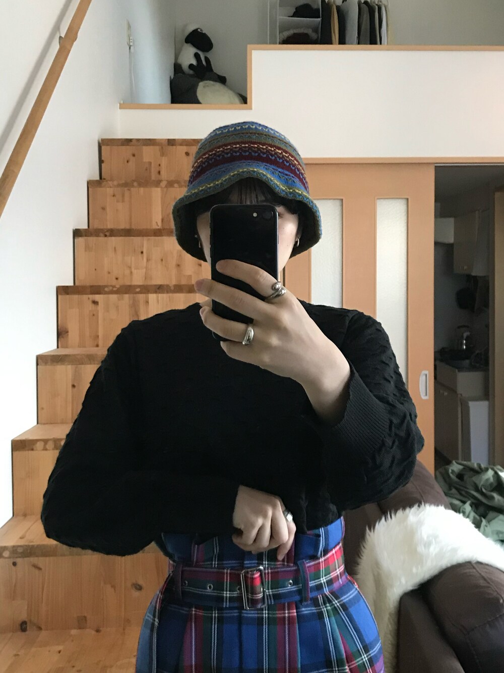 その他のスカート、ブラック系のスニーカー、ブルー系の帽子を着用したレディースの冬コーディネートの2枚目の写真