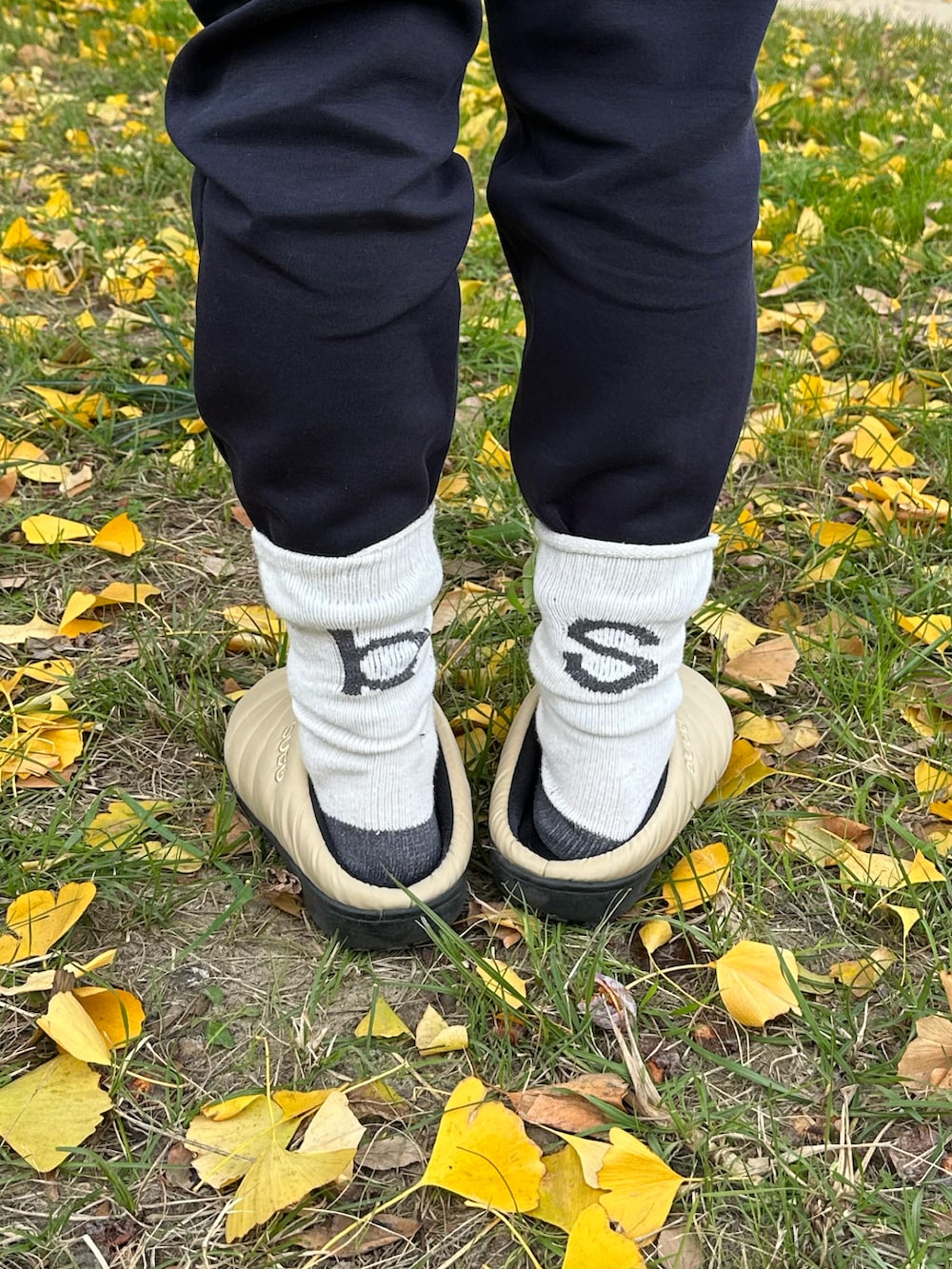 ブルー系のスウェット、ブラック系のメッセンジャーバッグ、ブルー系のスウェットパンツを着用したレディースの冬コーディネートの3枚目の写真