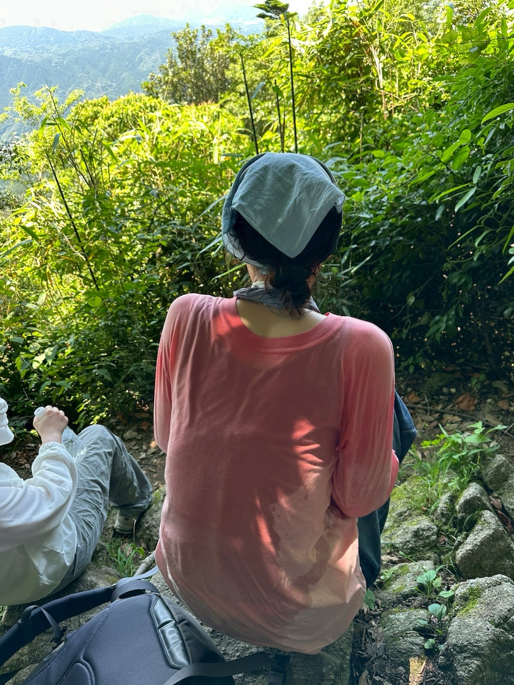 ピンク系のTシャツ/カットソーを着用したレディースの夏コーディネートの2枚目の写真