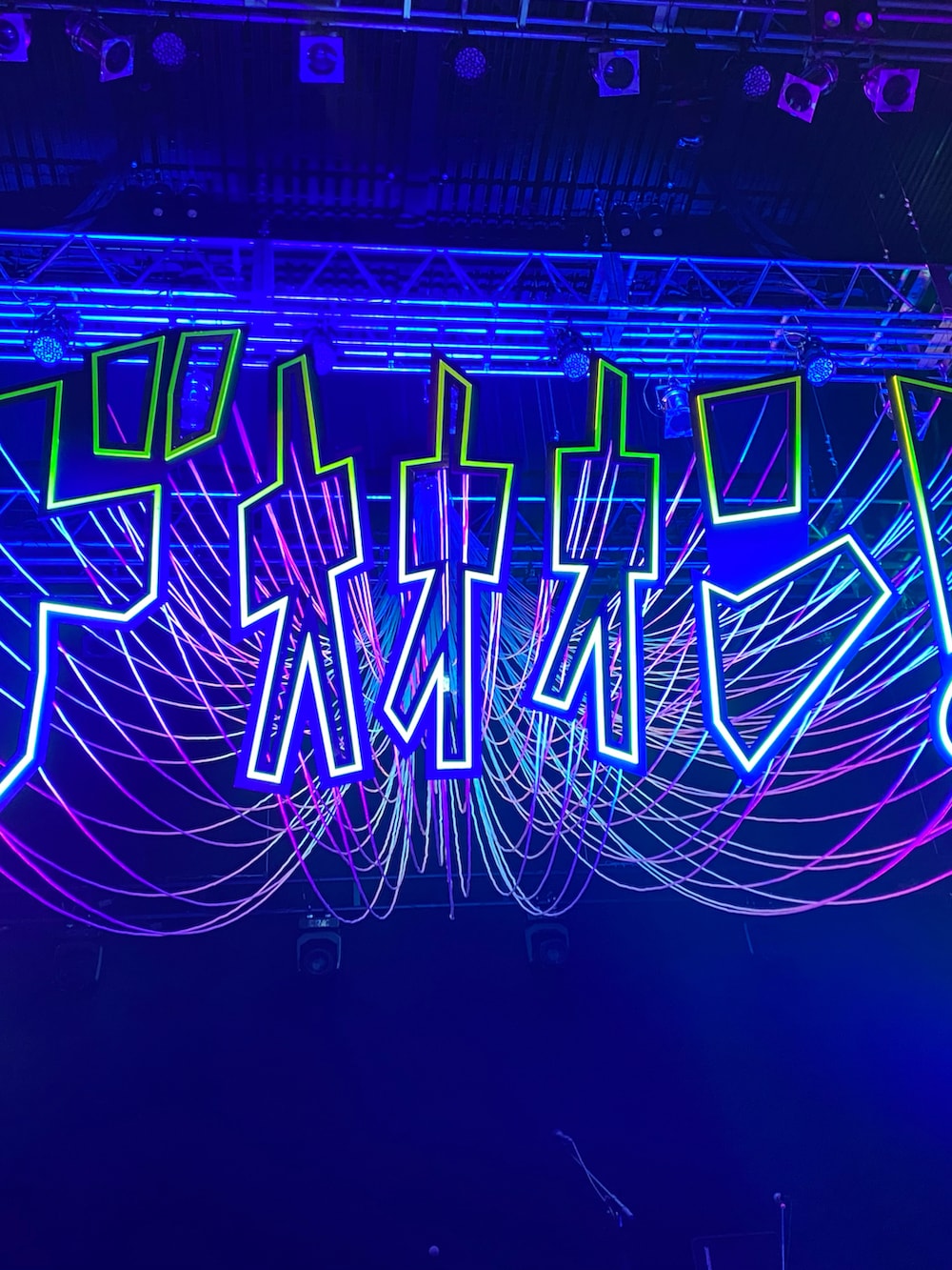 イエロー系のバックパック/リュック、ブラック系のパンツを着用したレディースの夏コーディネートの2枚目の写真