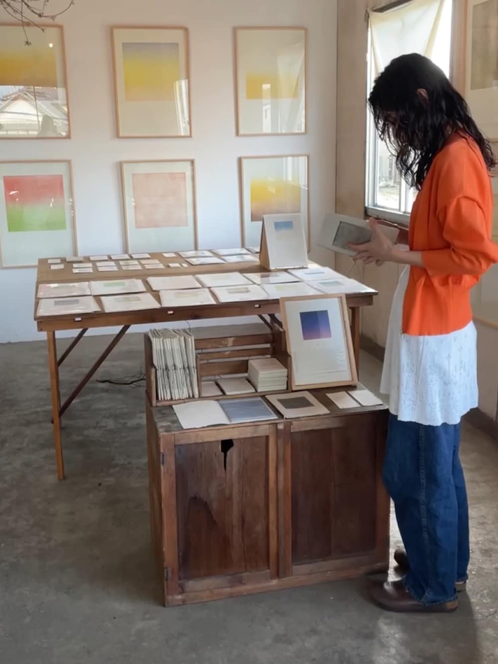 オレンジ系のカーディガン/ボレロを着用したレディースの秋コーディネートの3枚目の写真