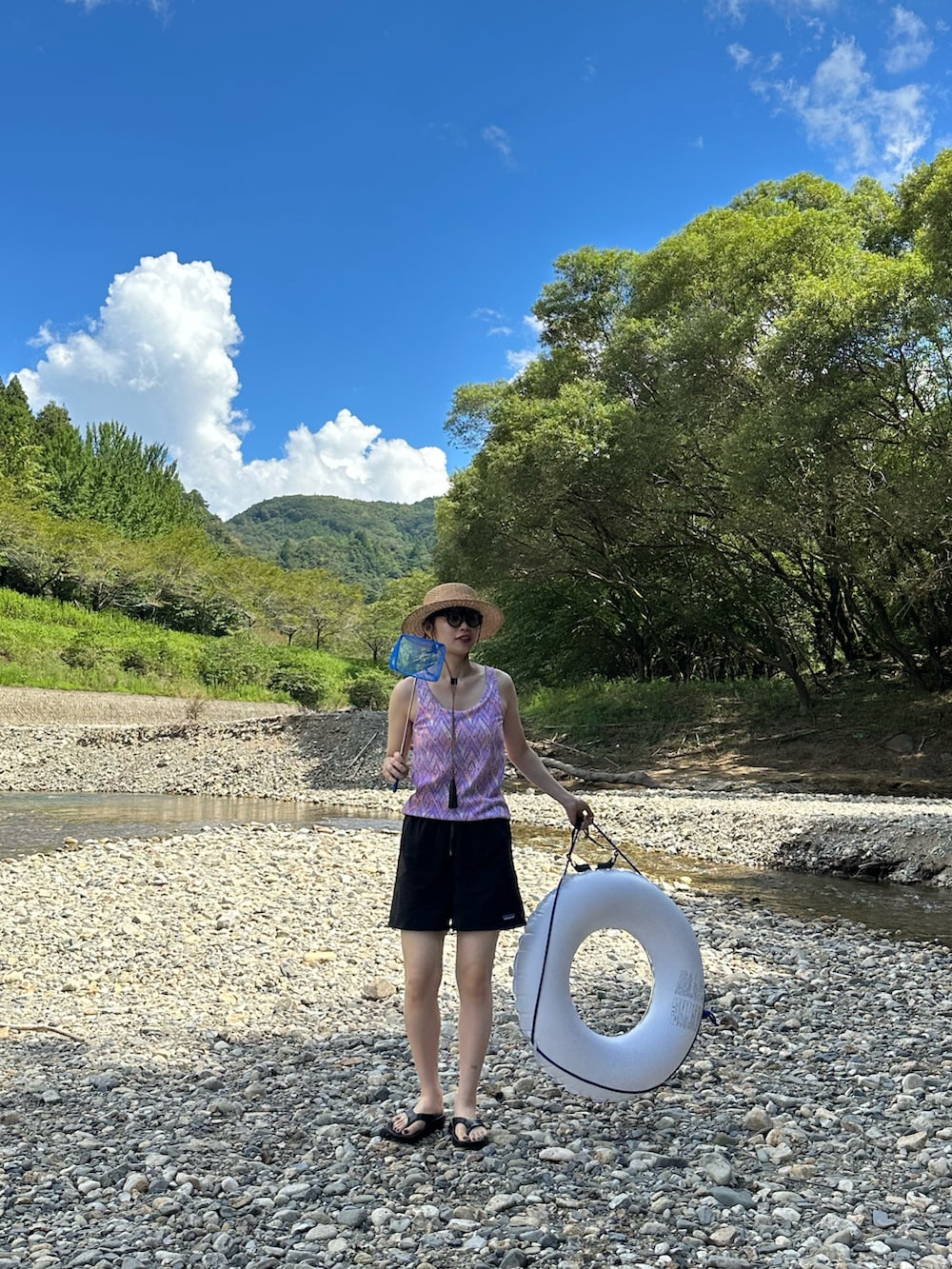 その他のタンクトップ、ブラック系のその他パンツを着用したレディースの夏コーディネートの2枚目の写真