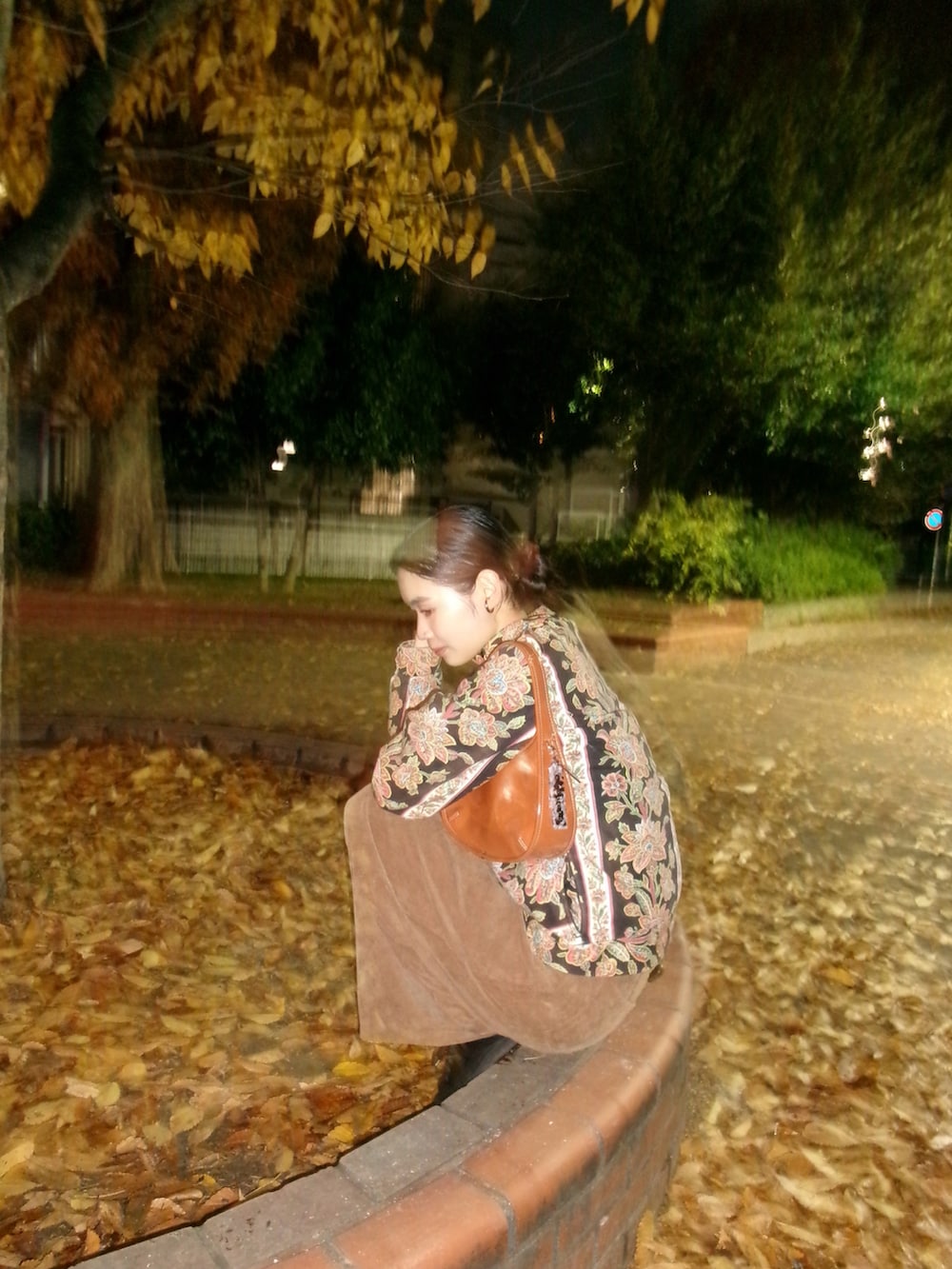 ブラウン系のハンドバッグ、その他のブルゾンを着用したレディースの冬コーディネートの3枚目の写真