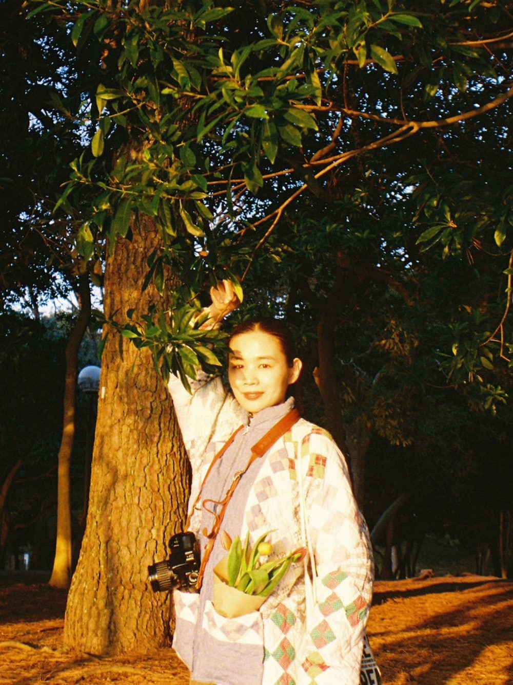 ブルー系のジャケット/アウターを着用したレディースの冬コーディネートの2枚目の写真