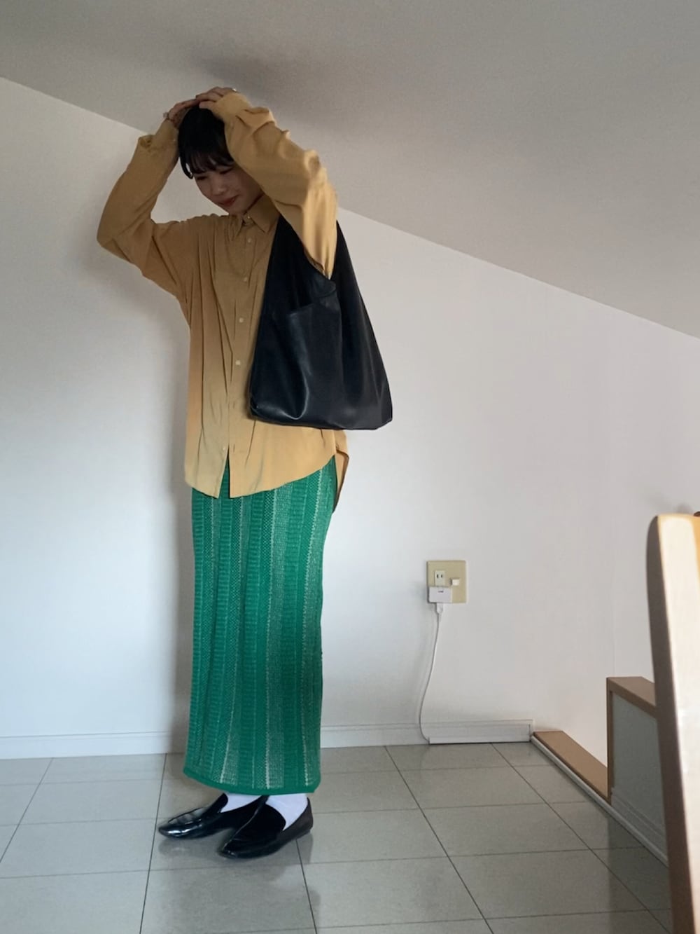 グリーン系のスカート、グリーン系のその他を着用したレディースの冬コーディネートの3枚目の写真