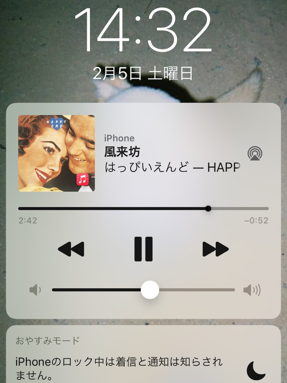 レッド系のショルダーバッグ、ブラック系のその他アウター、その他のスカートを着用したレディースの冬コーディネートの2枚目の写真