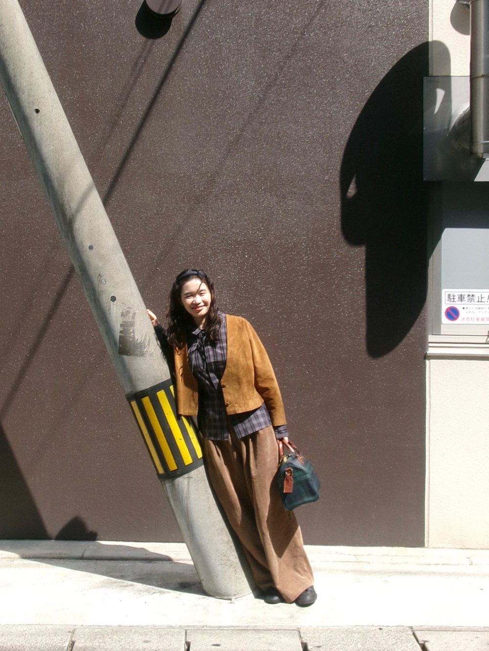 ブルー系のシャツ/ブラウス、ブラウン系のカーディガン/ボレロ、グリーン系のボストンバッグを着用したレディースの春コーディネートの2枚目の写真