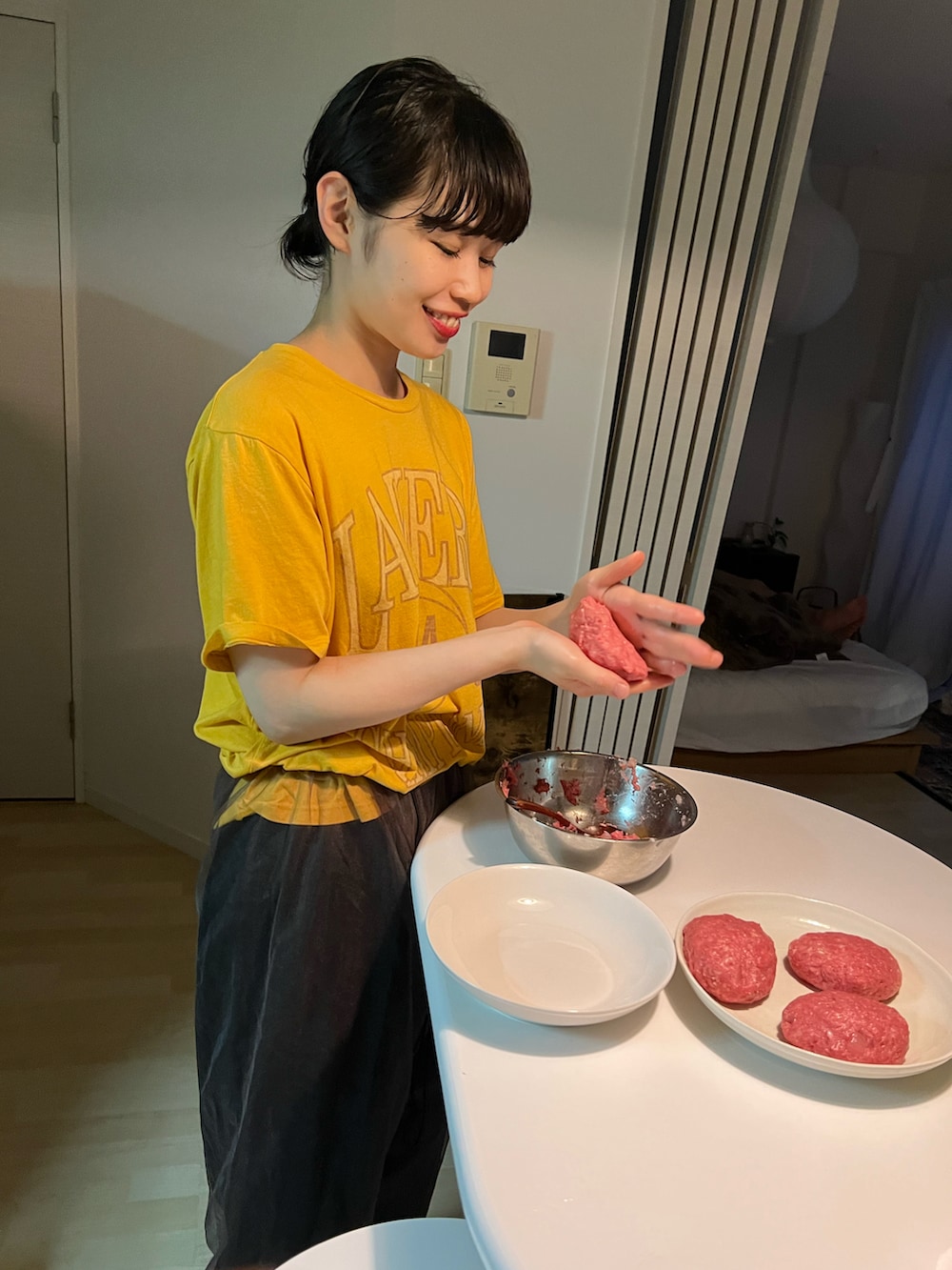 グリーン系のパンツ、イエロー系のTシャツ/カットソー、ブラック系のショルダーバッグを着用したレディースの夏コーディネートの3枚目の写真
