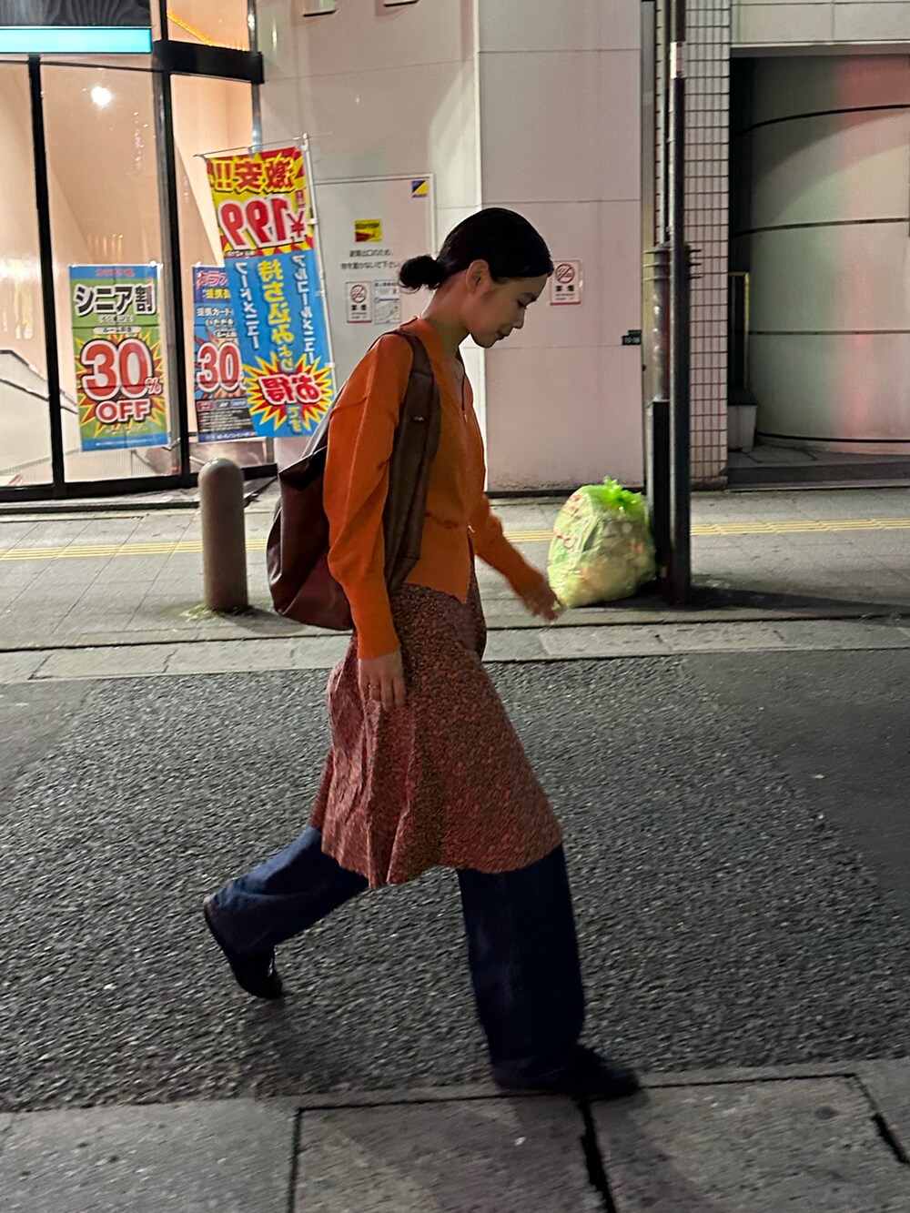 ピンク系のスカート、オレンジ系のカーディガン/ボレロを着用したレディースの夏コーディネートの2枚目の写真