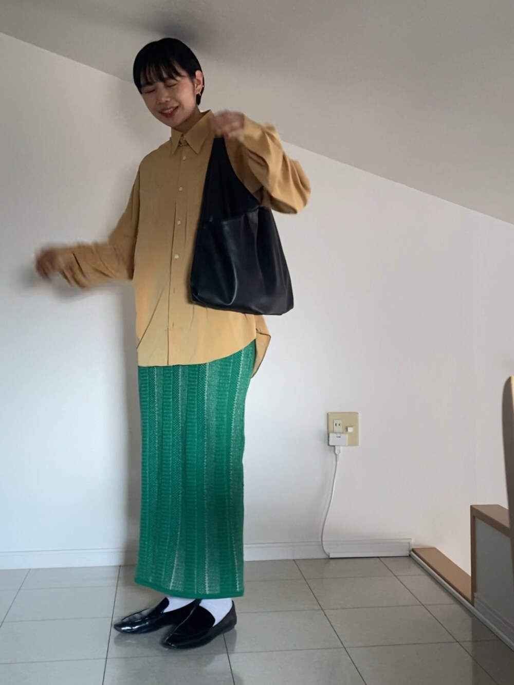 グリーン系のスカート、グリーン系のその他を着用したレディースの冬コーディネートの2枚目の写真