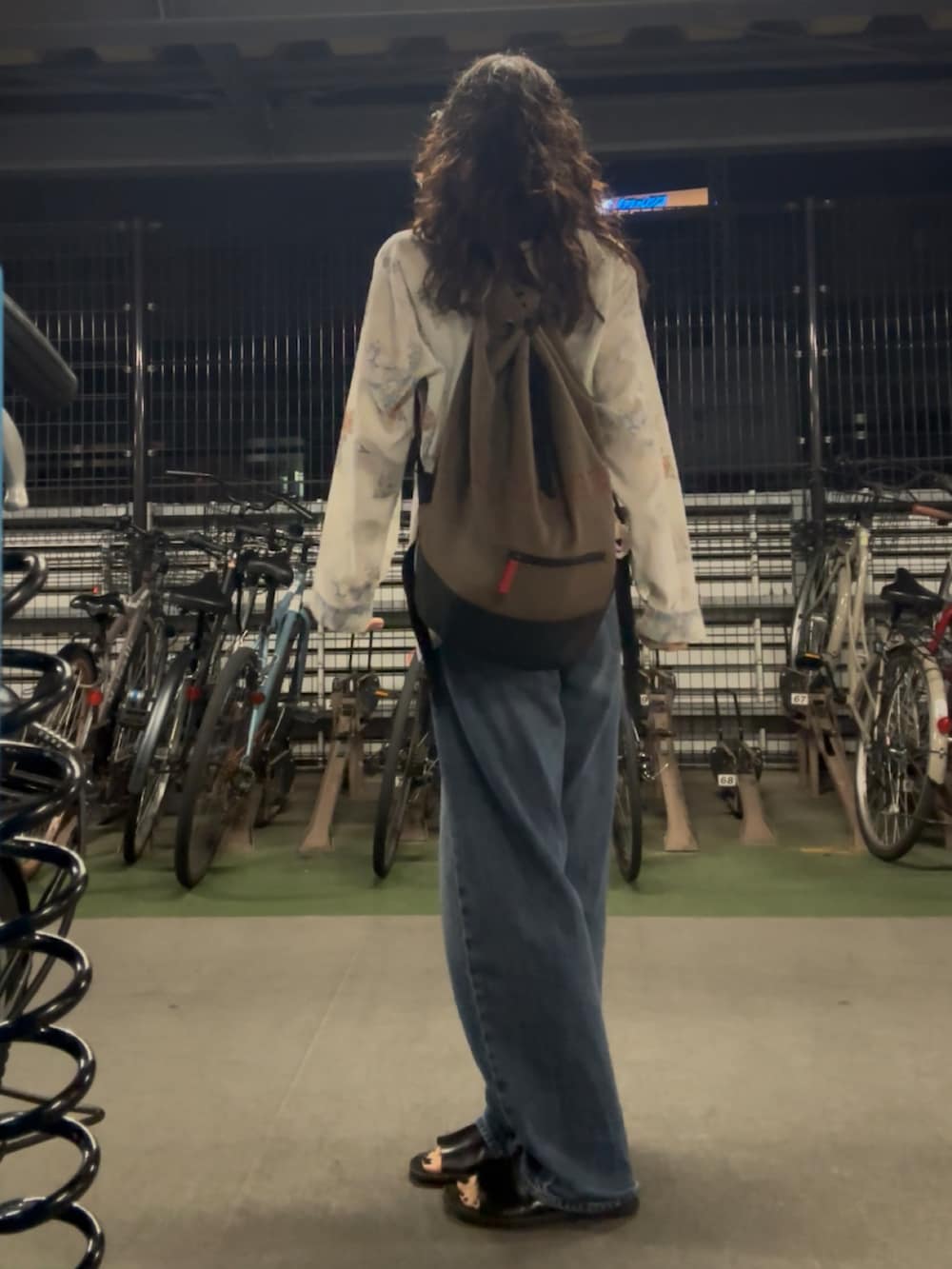 ブラック系のサンダルを着用したレディースの夏コーディネートの2枚目の写真