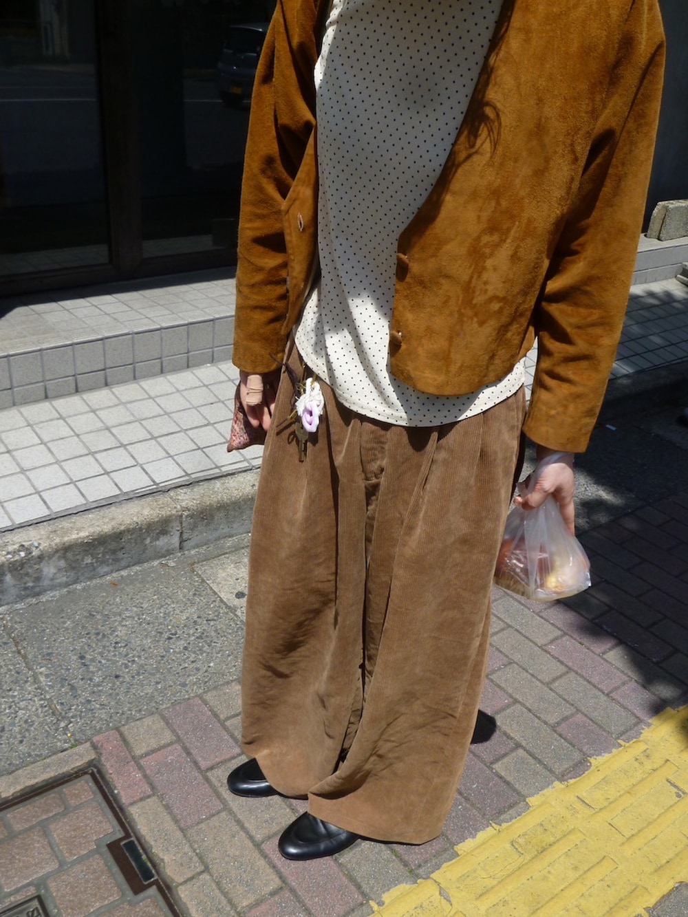 その他のトートバッグを着用したレディースの春コーディネートの2枚目の写真