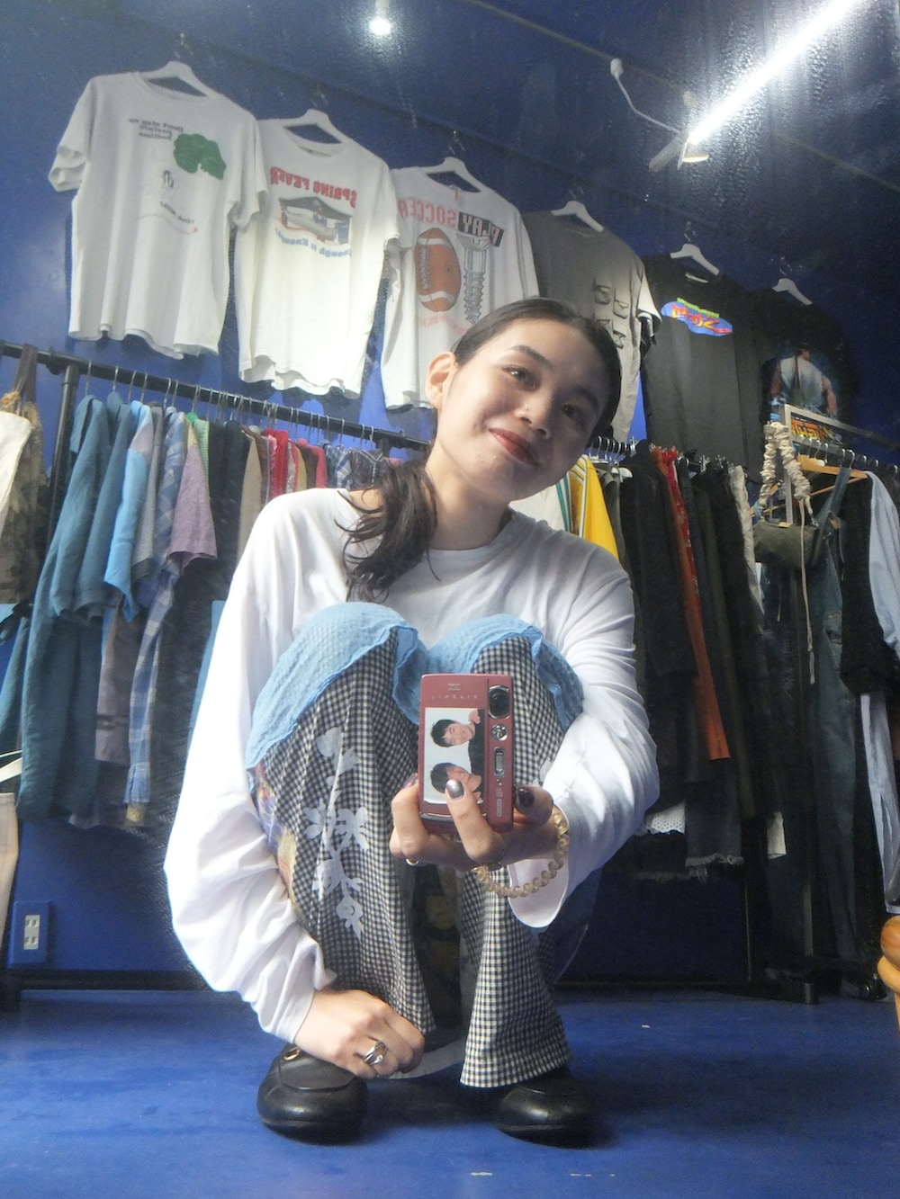 ホワイト系のTシャツ/カットソーを着用したレディースの春コーディネートの4枚目の写真