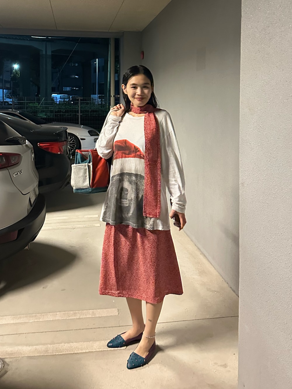 パープル系のバレエシューズを着用したレディースの春コーディネートの3枚目の写真