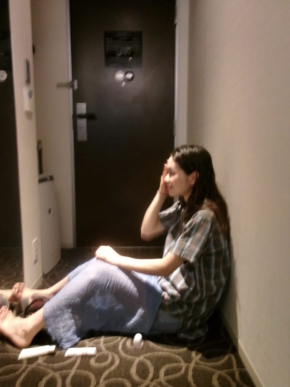 グレー系のバックパック/リュック、ブラック系のサンダル、ベージュ系のハットを着用したレディースの夏コーディネートの3枚目の写真