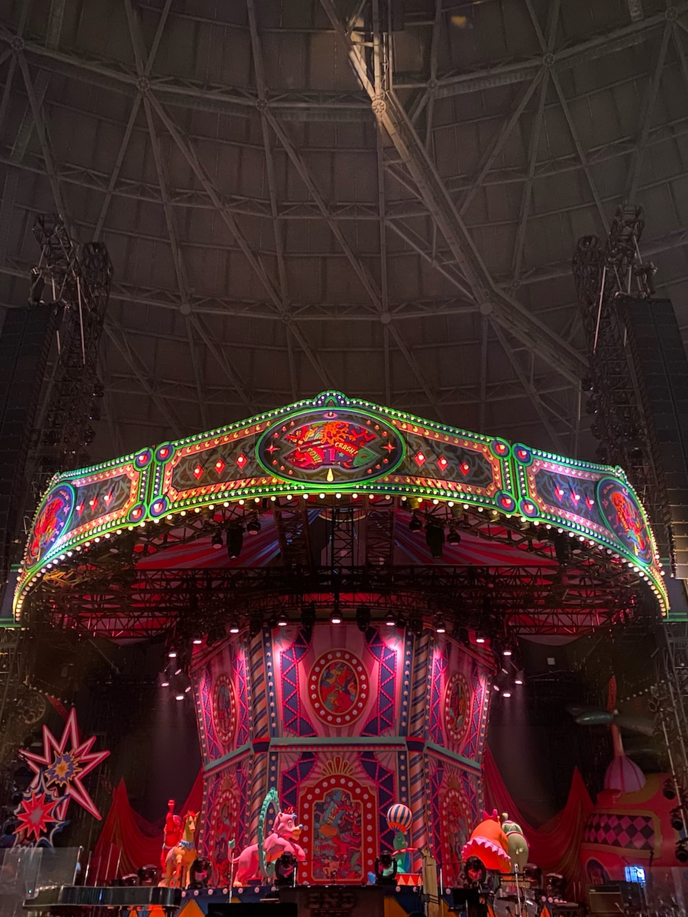 ブラウン系のサンダル、ブラック系のパンツ、ブラック系のスウェットを着用したレディースの秋コーディネートの3枚目の写真